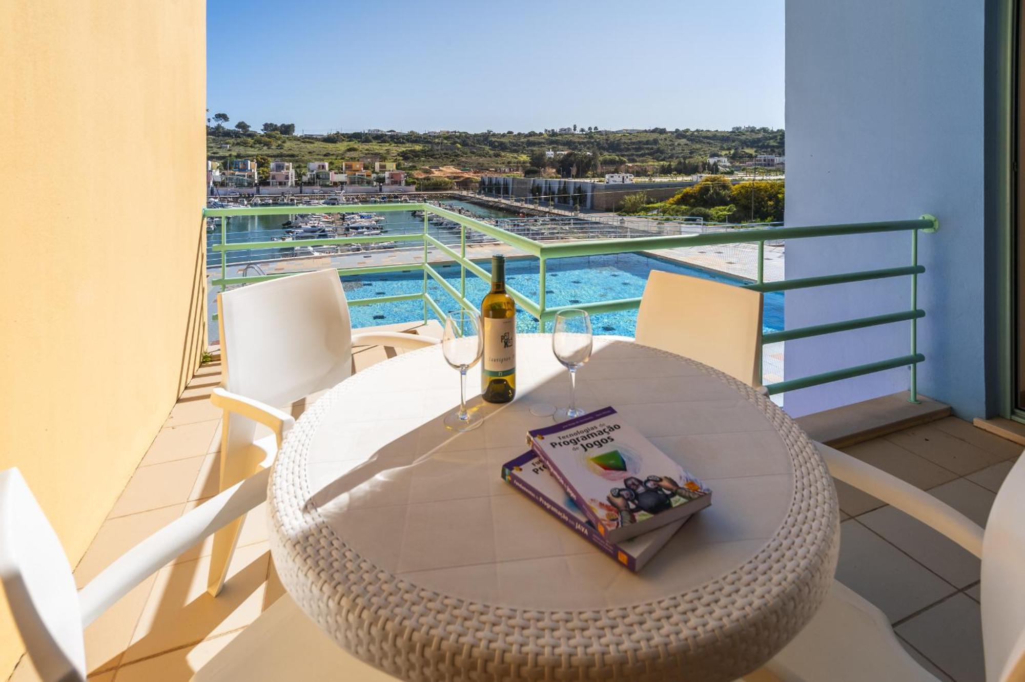 Marina Breeze Apartment With Pool - 900M From The Beach 알부페이라 외부 사진