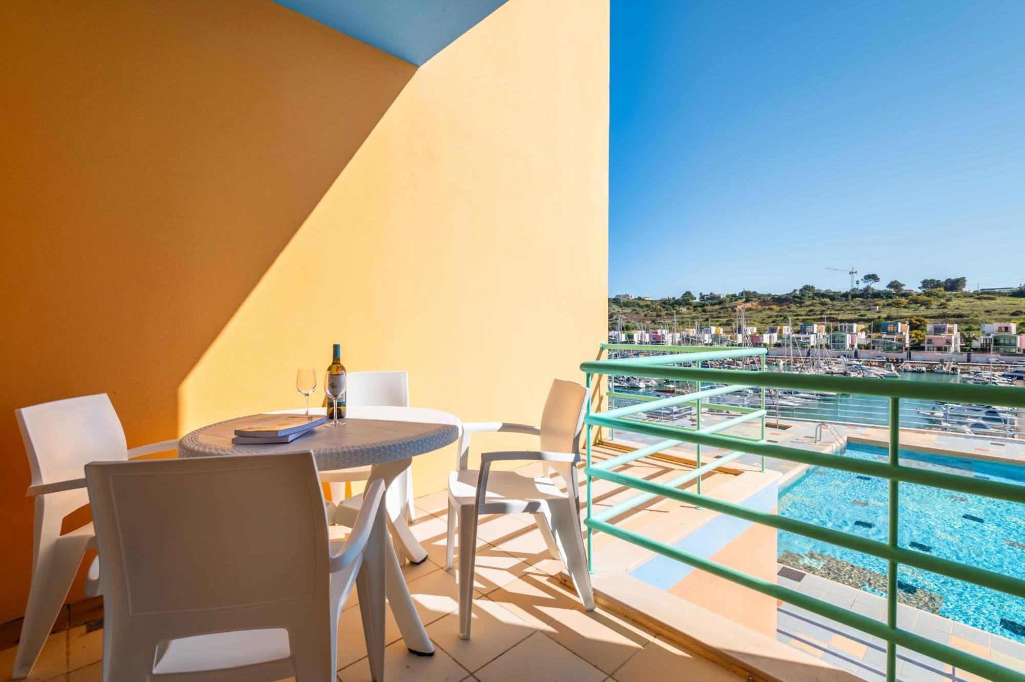Marina Breeze Apartment With Pool - 900M From The Beach 알부페이라 외부 사진